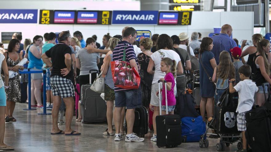La huelga del personal de cabina de Ryanair afecta a 6.000 pasajeros en Alicante