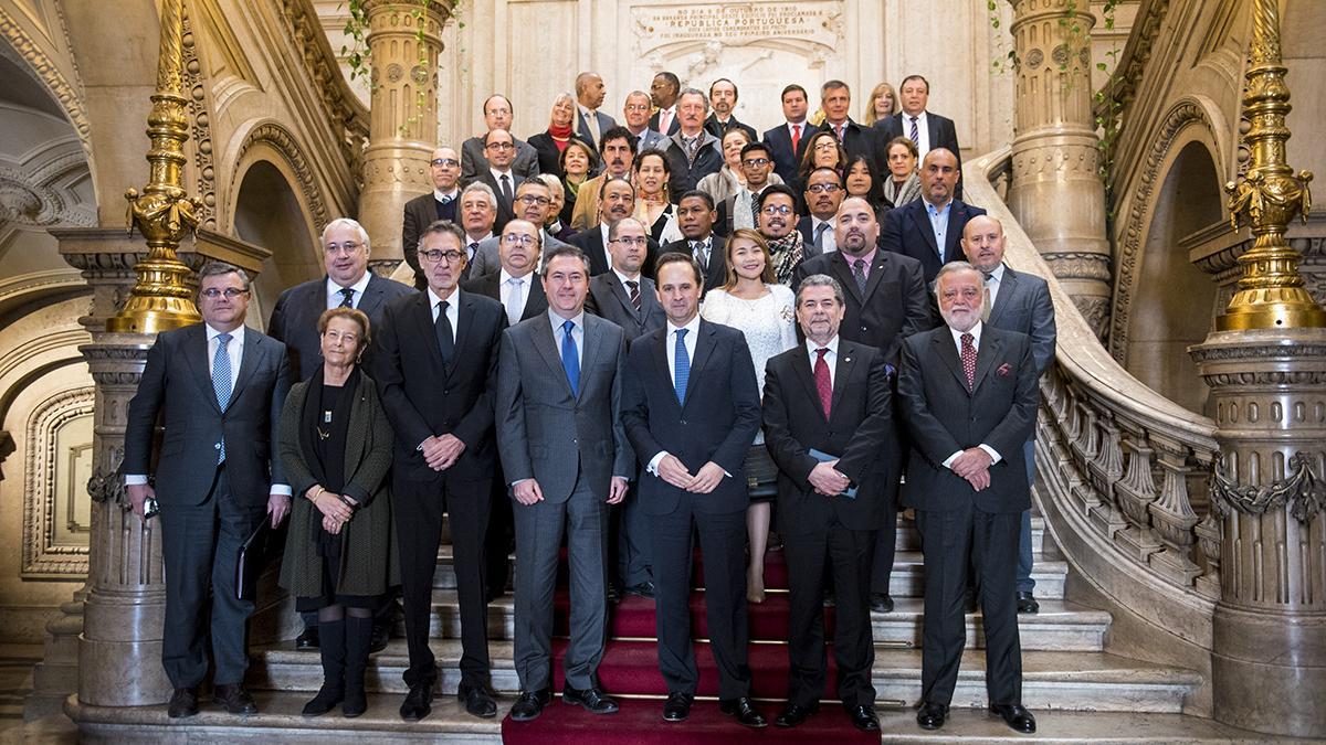 Foto de familia de la reunión de la Red Mundial de Ciudades Magallánicas. / El Correo