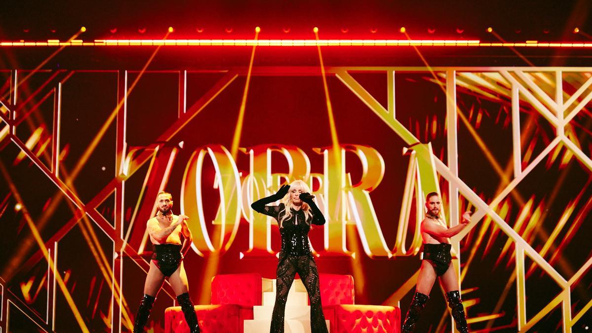 Nebulossa interpreta 'Zorra' en Eurovisión ante un luminoso con el título de la canción