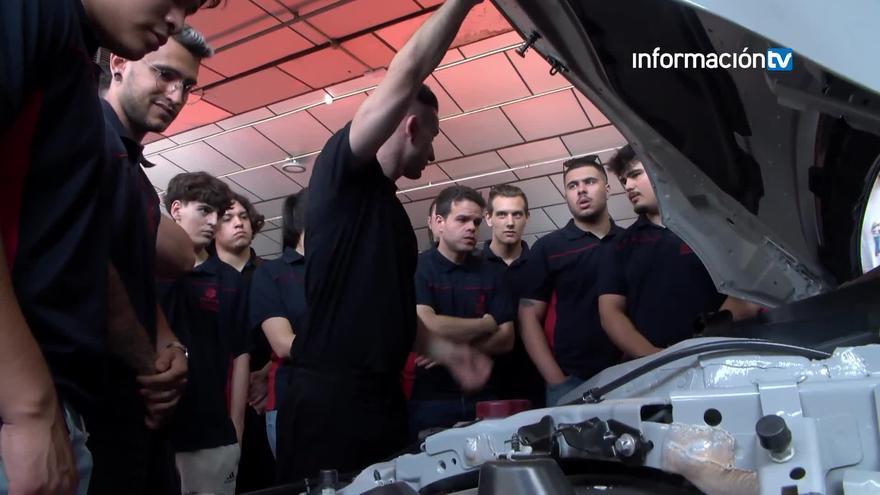 Los estudiantes de automoción de FEMPA reciben una clase magistral sobre movilidad sostenible