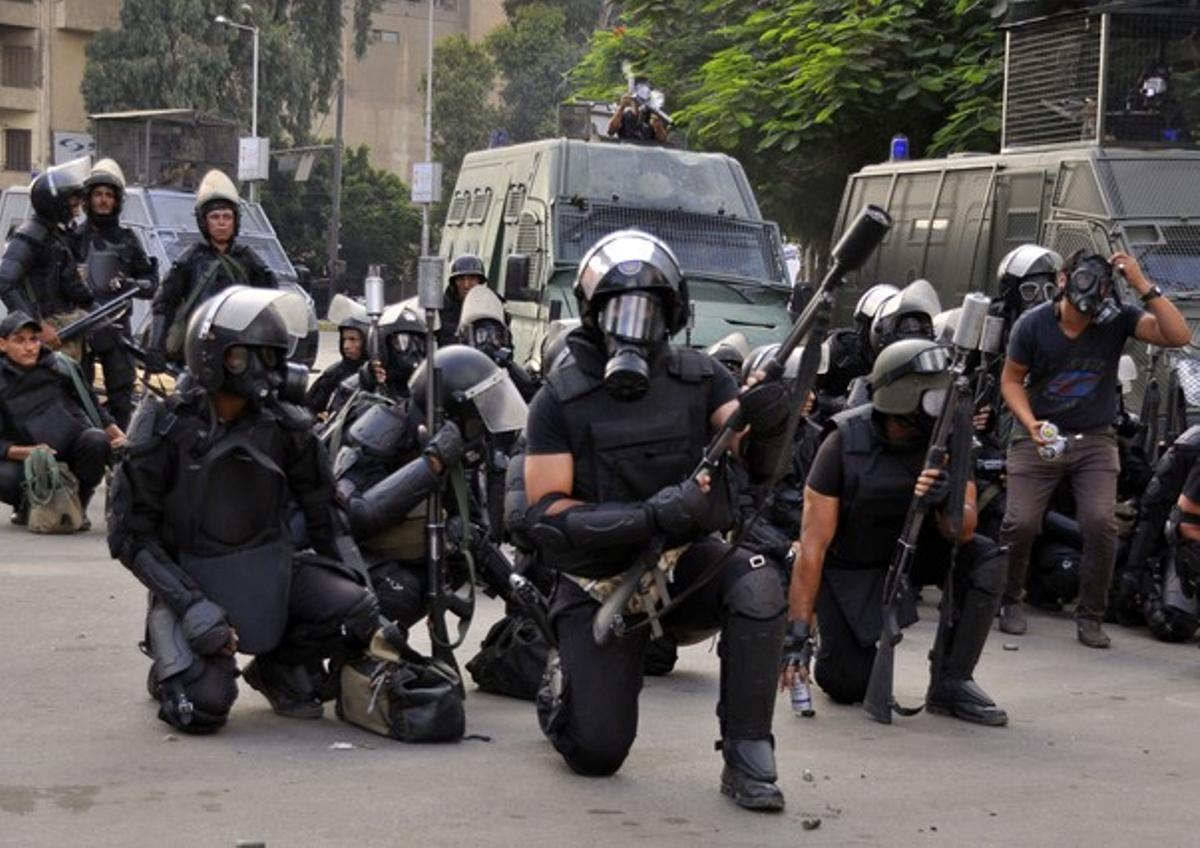 La policia antiavalots es disposa a carregar contra els seguidors de Mursi. La policia antiavalots es disposa a carregar contra els seguidors de Mursi.