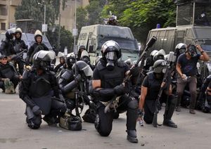 La policia antiavalots es disposa a carregar contra els seguidors de Mursi.