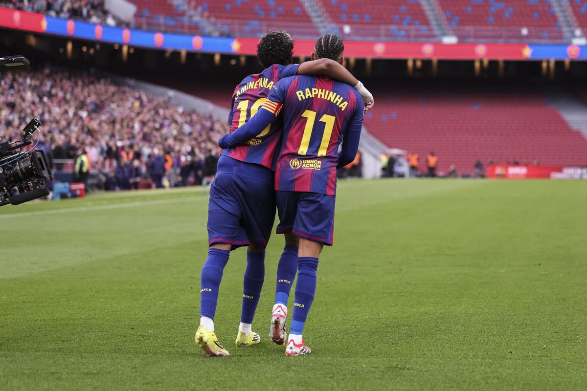 Lamine Yamal y Raphinha, tras el primer gol.