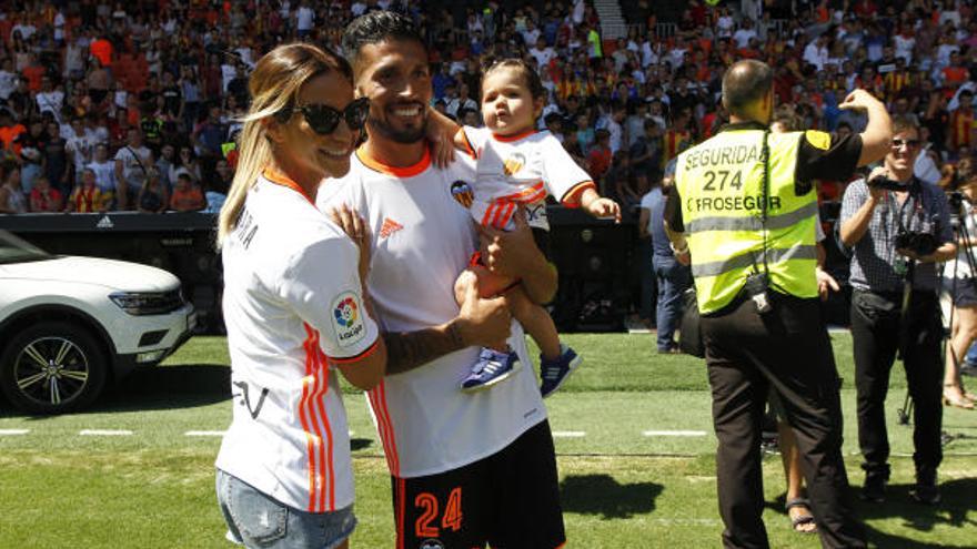 Tamara Gorro, Garay y la hija de ambos en su presentación con el Valencia CF