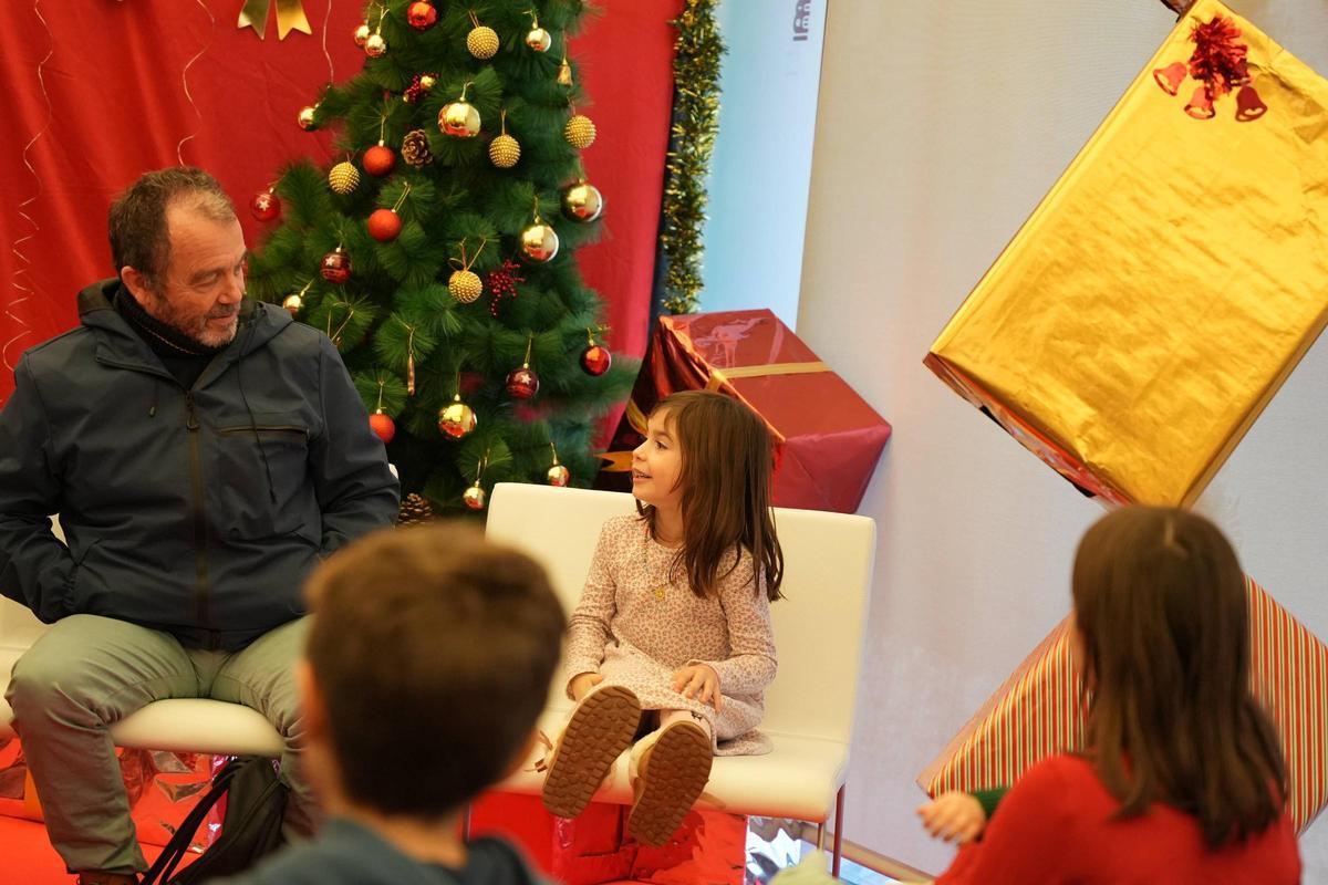 El taller intergeneracional 'Historias que nos unen' reúne a niños y mayores en la biblioteca Santa Ana