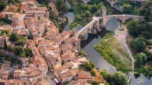 Vista de Besalú i el seu pont romànic