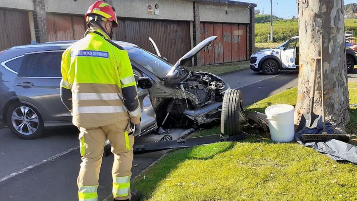 Coche con el frontal dañado y efectivos, en Bastiagueiro. |   // L.O.