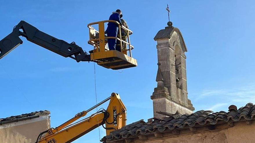 Operarios se disponen a retirar la campana alojada en la espadaña de la ermita de Tagarabuena. | Cedida