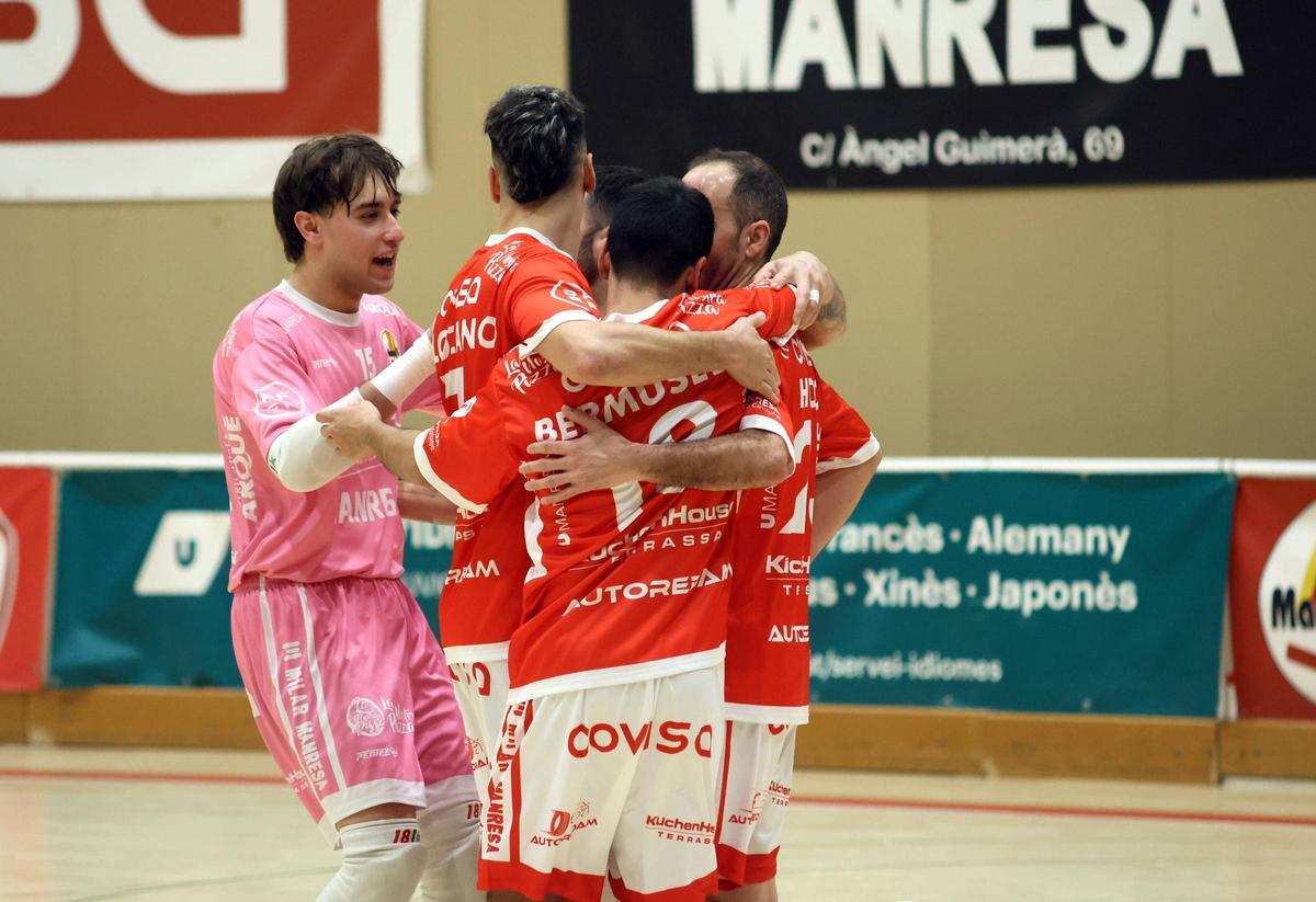 Els jugadors del Covisa celebren un gol