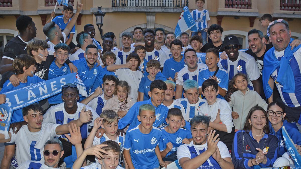 Els jugadors del Blanes celebren l'ascens a Primera Catalana