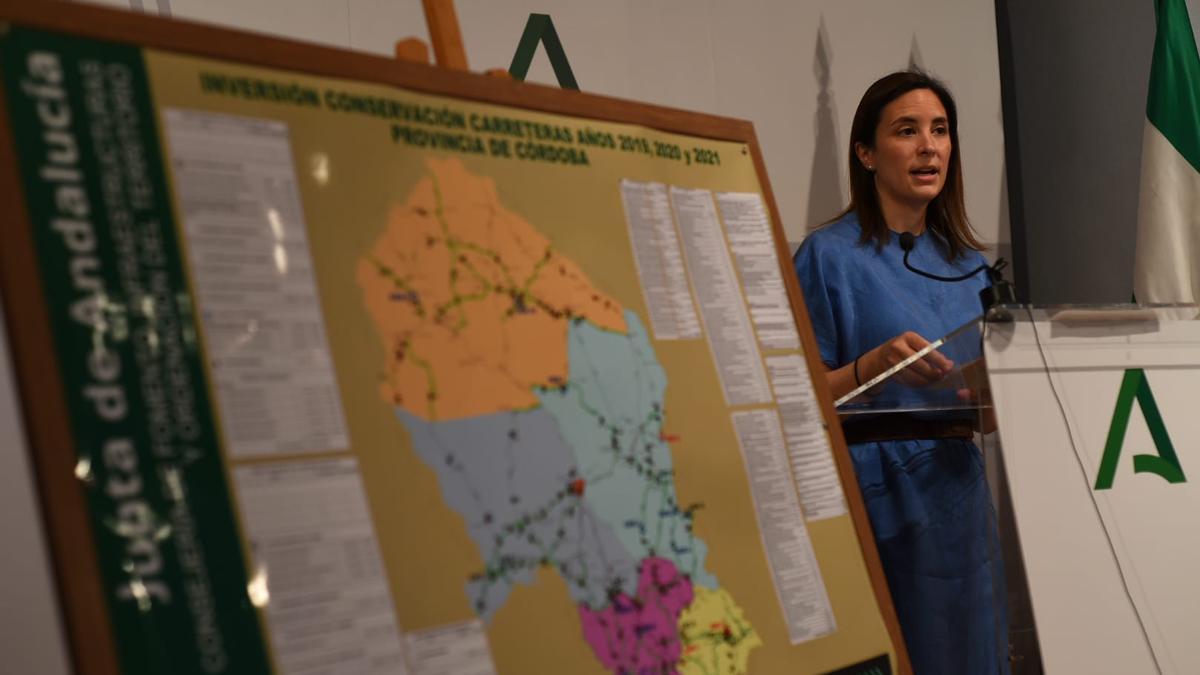 La delegada de Fomento, Cristina Casanueva, junto al mapa de carreteras autonómicas de Córdoba