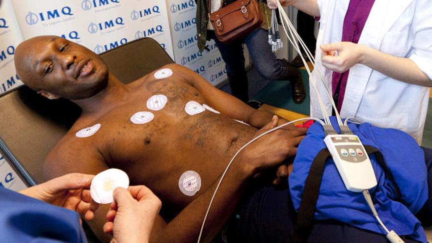 Lamar Odom, durante la revisión médica con el Baskonia.