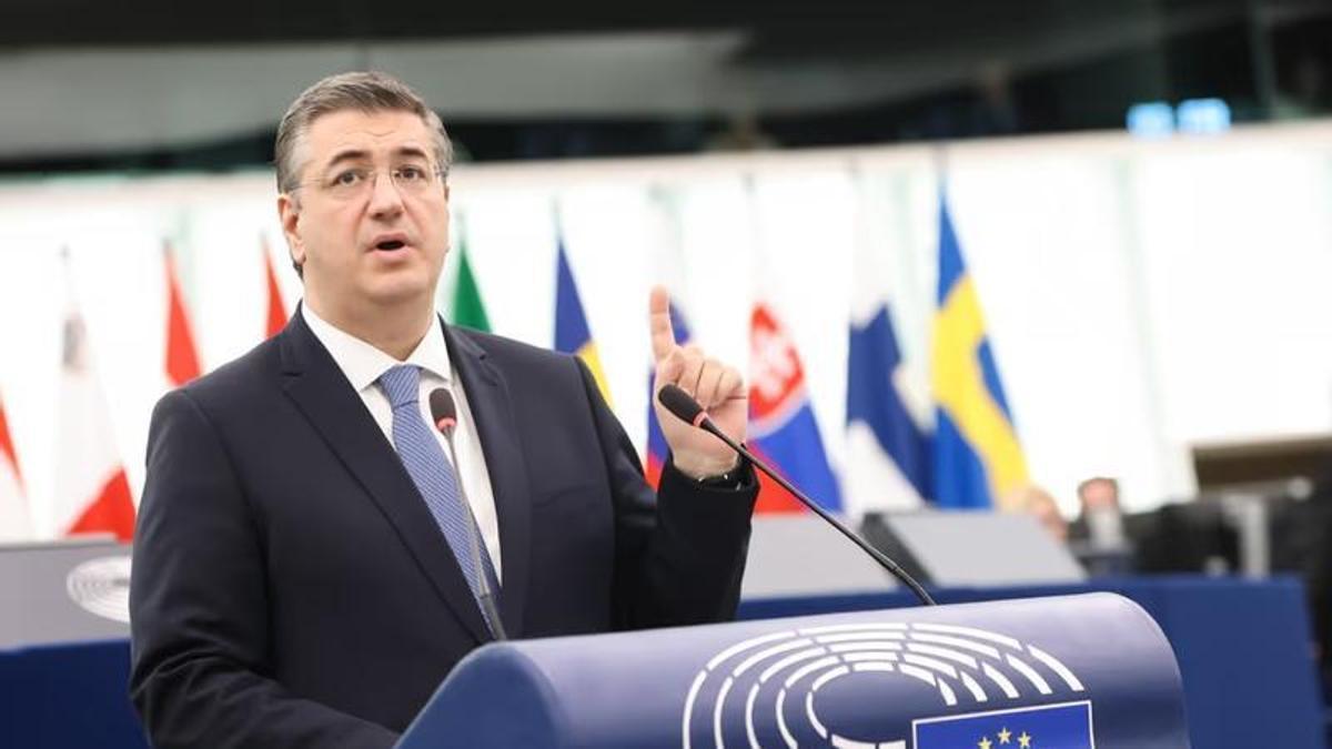 El comisario de Transporte Sostenible y Turismo, Apostolos Tzitzikostas, durante su intervención en el Parlamento Europeo