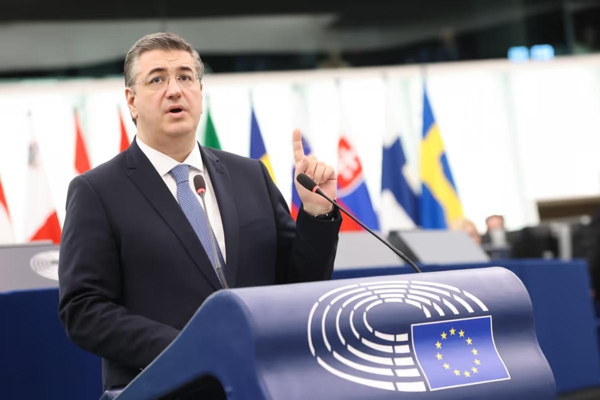 El comisario de Transporte Sostenible y Turismo, Apostolos Tzitzikostas, durante su intervención en el Parlamento Europeo