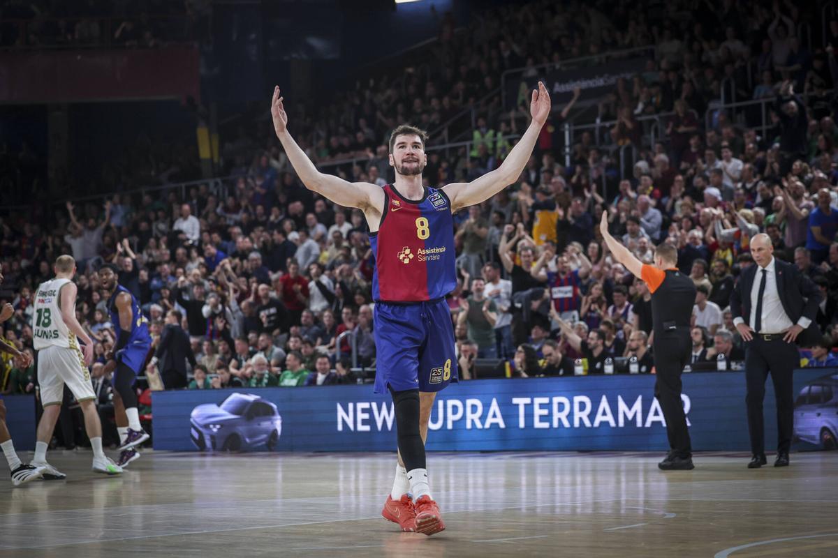 Darío Brizuela anima a la hinchada del Palau tras clavar un triple al Zalgiris.