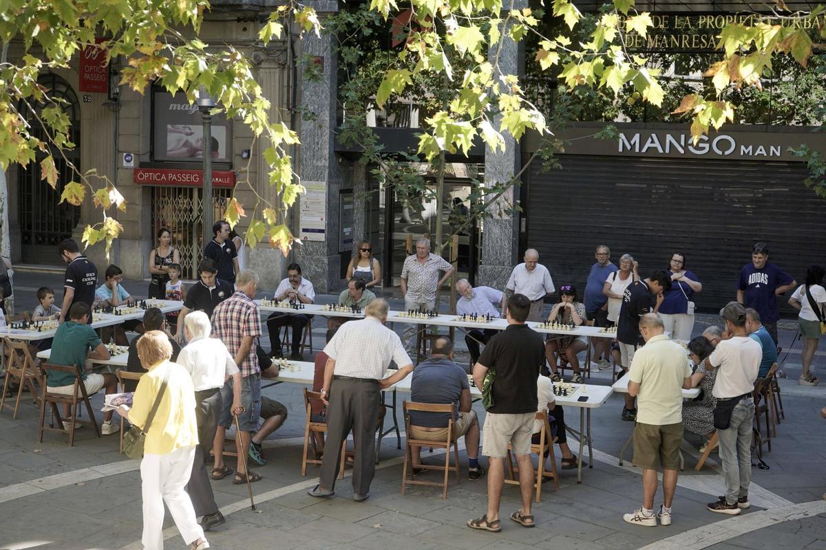 Simultànies d'escacs al passeig de Manresa Simultànies d'escacs al passeig de Manresa