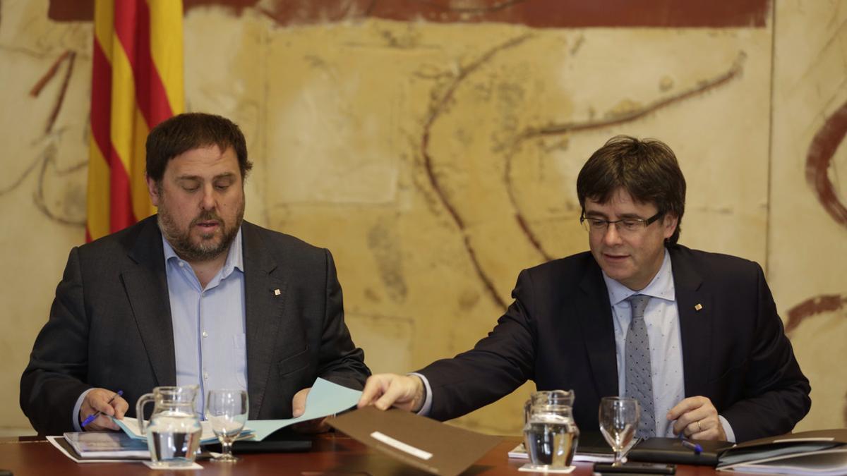 Oriol Junqueras y Carles Puigdemont, en la reunión de Govern del 29 de marzo