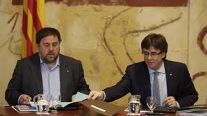 Oriol Junqueras y Carles Puigdemont, en la reunión de Govern del 29 de marzo.