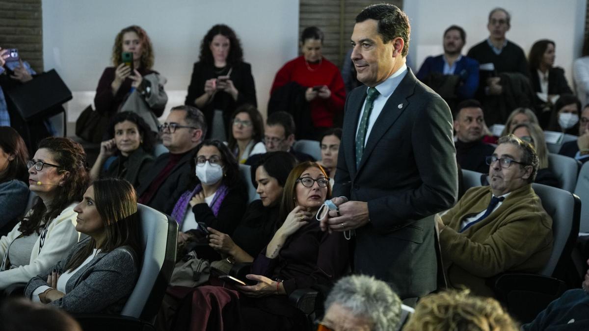 El presidente de la Junta de Andalucía, Juanma Moreno, durante la presentación del Plan de Atención a Personas Afectadas por Enfermedades Raras de Andalucía en el Hospital Virgen del Rocio.