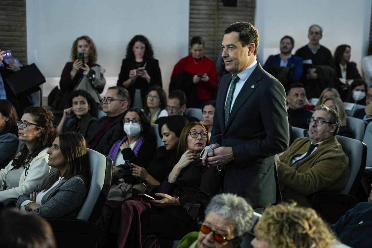 El presidente de la Junta de Andalucía, Juanma Moreno, durante la presentación del Plan de Atención a Personas Afectadas por Enfermedades Raras de Andalucía en el Hospital Virgen del Rocio.
