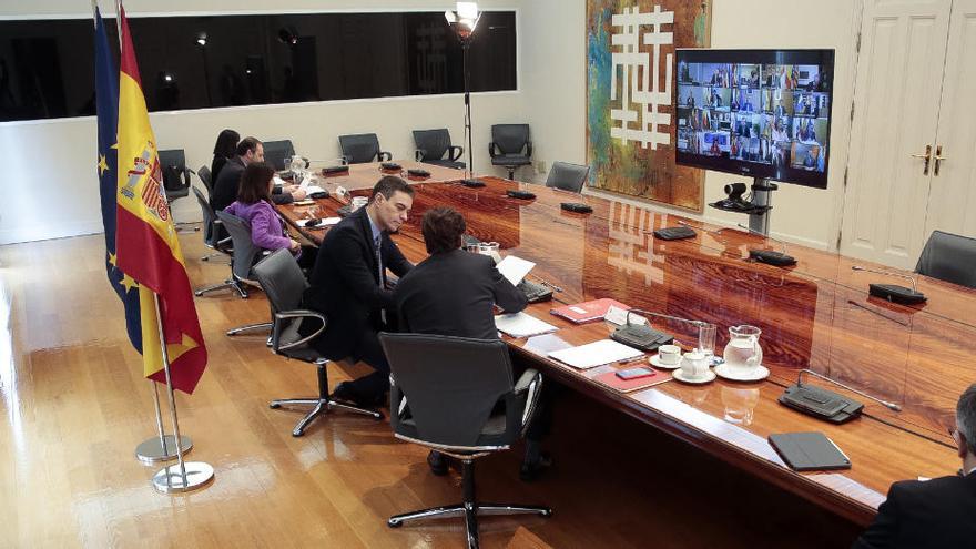 El ministre de l&#039;Interior, Fernando Grande Marlaska; el ministre de Sanitat, Salvador Illa; i la ministra de Defensa, Margarita Robles; assisteixen a la reunió per videoconferència del president del Govern, Pedro Sánchez, amb els presidents autonòmics, a Madrid