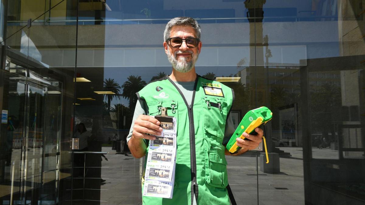 Miguel Lis, vendedor de los cupones premiados de la ONCE en el Cantón Grande de A Coruña.
