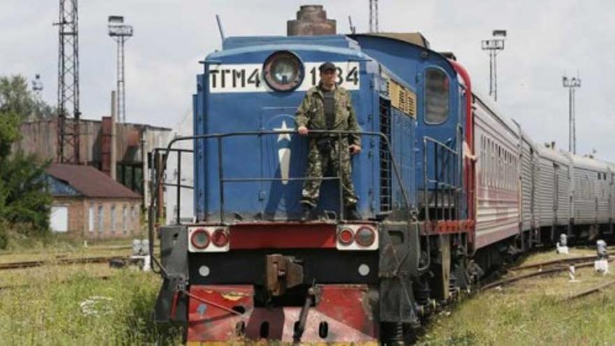 El tren con los restos de los cadáveres de las víctimas del avión llega a la ciudad de Kharkiv