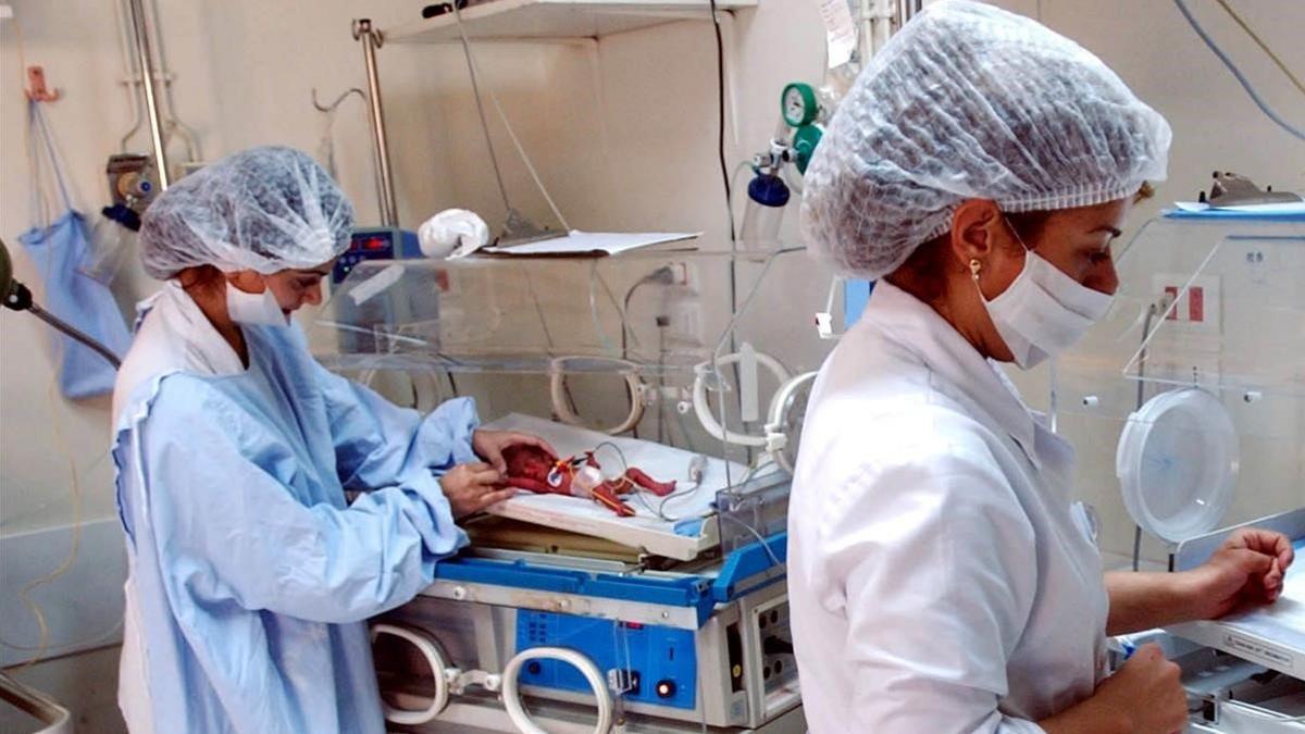 Dos enfermeras cuidan de dos bebés prematuros en el Hospital Al-Hayat de Beirut