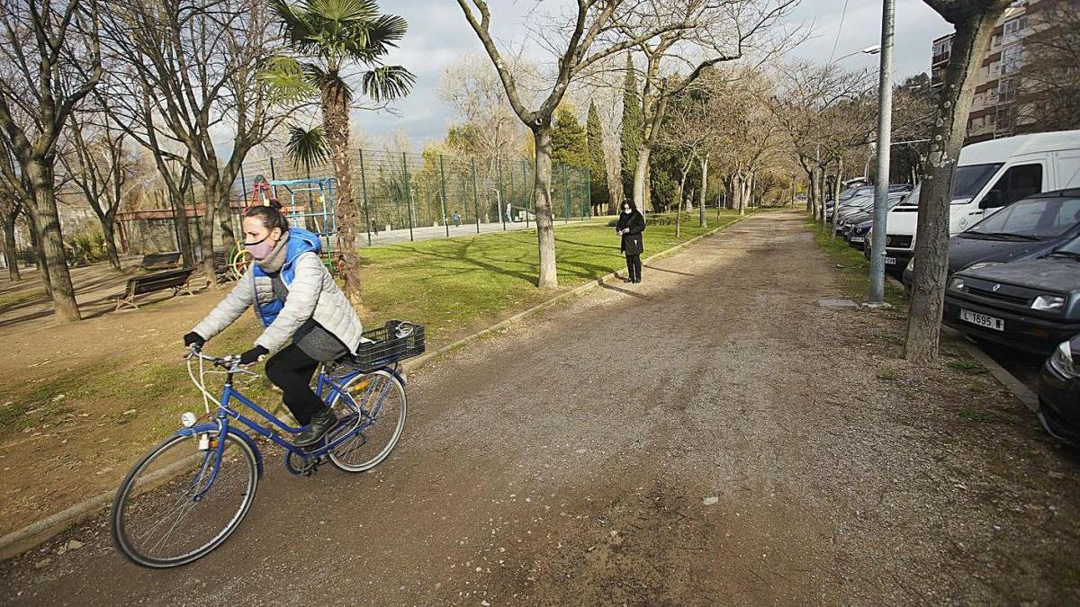 Una noia passa, en bicicleta, per la ubicació de la futura estació de la Girocleta a Pedret.