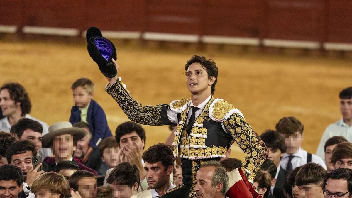 El diestro peruano Andrés Roca Rey sale a hombros este viernes tras el segundo festejo de la Feria del Caballo de Jerez.