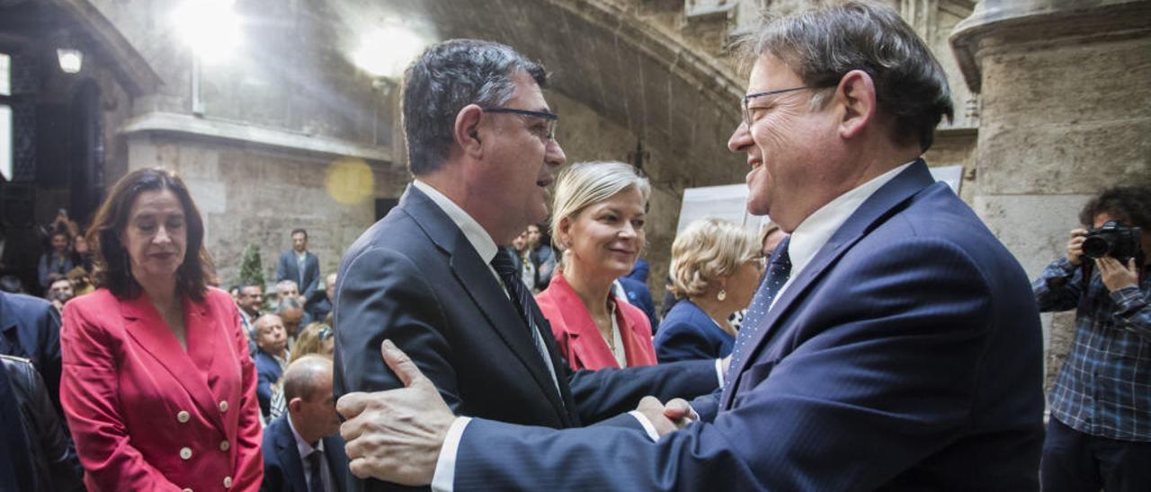 Enric Morera, presidente en funciones de las Corts, se saluda con Ximo Puig en el Palau por el Día de Europa.