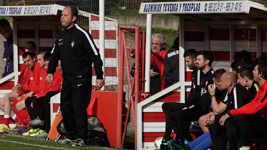 José Alberto López da instrucciones en el partido ante el Colunga.