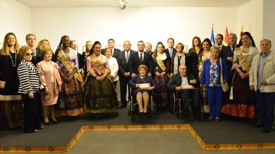 vila-real celebró ayer la última jornada festiva por el patrón Sant PasqualLa reina, Silvia Cantavella, junto a sus damas y autoridades acudieron a la misa.Alrededor de 25 parejas de gemelos participaron en el III Encuentro.Hubo homenaje a los más mayores del municipio. f levante-emv