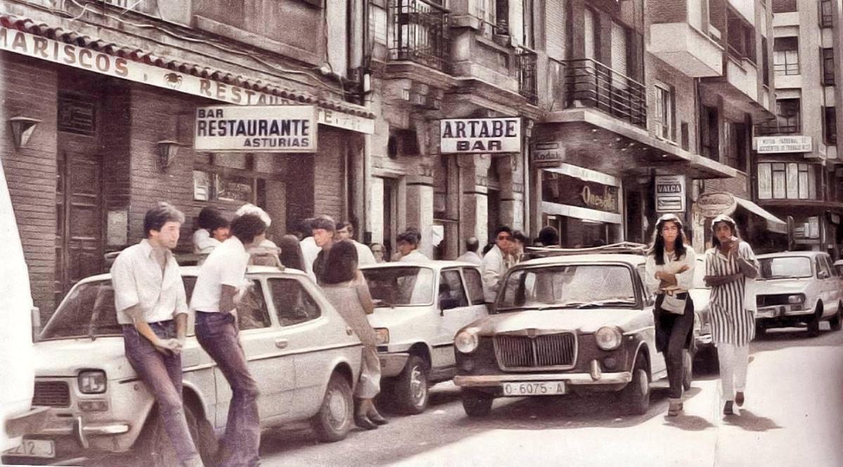 A la derecha, la tienda de Quesada en la calle San Bernabé, cuando estaba dedicada a fotografía, con carteles de Kodak y Valca.