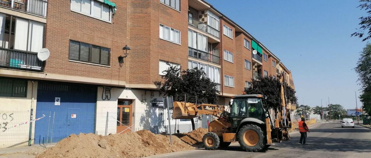 Operarios de la adjudicataria trabajan en la sustitución de las redes de agua en la avenida Antona García. | M. J. C.