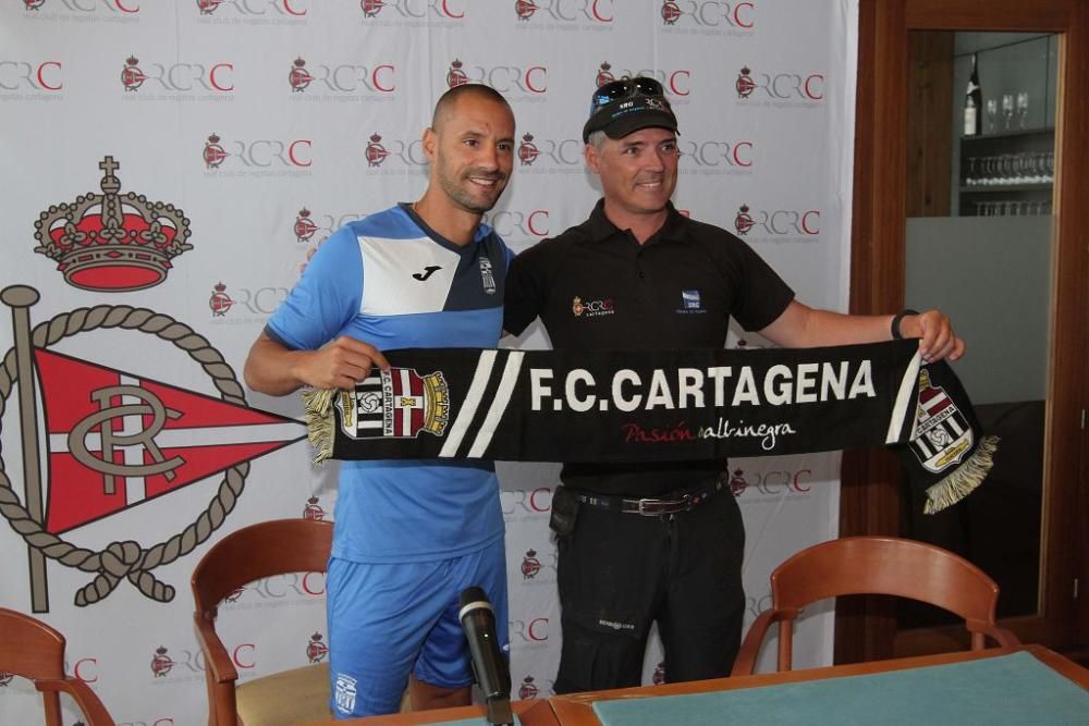 Los jugadores del FC Cartagena en el Club de Regat
