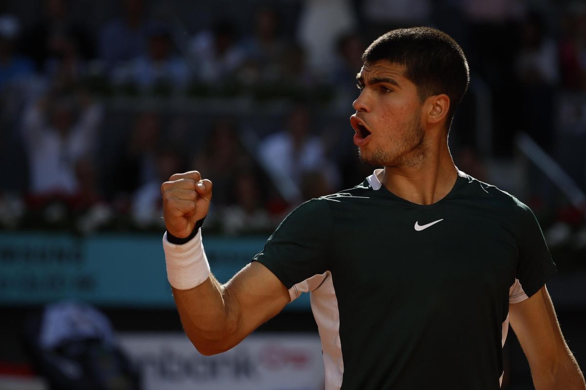 MADRID, 07/05/2022.- El tenista español Carlos Alcaraz celebra su set frente al tenista serbio Novak Djokovic, durante el partido de semifinal del Mutua Madrid Open, hoy sábado en la Caja Mágica en Madrid. EFE/Juanjo Martín