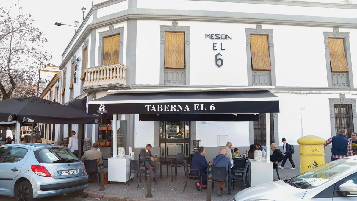 Exterior de la taberna El 6 de Puerta Nueva.