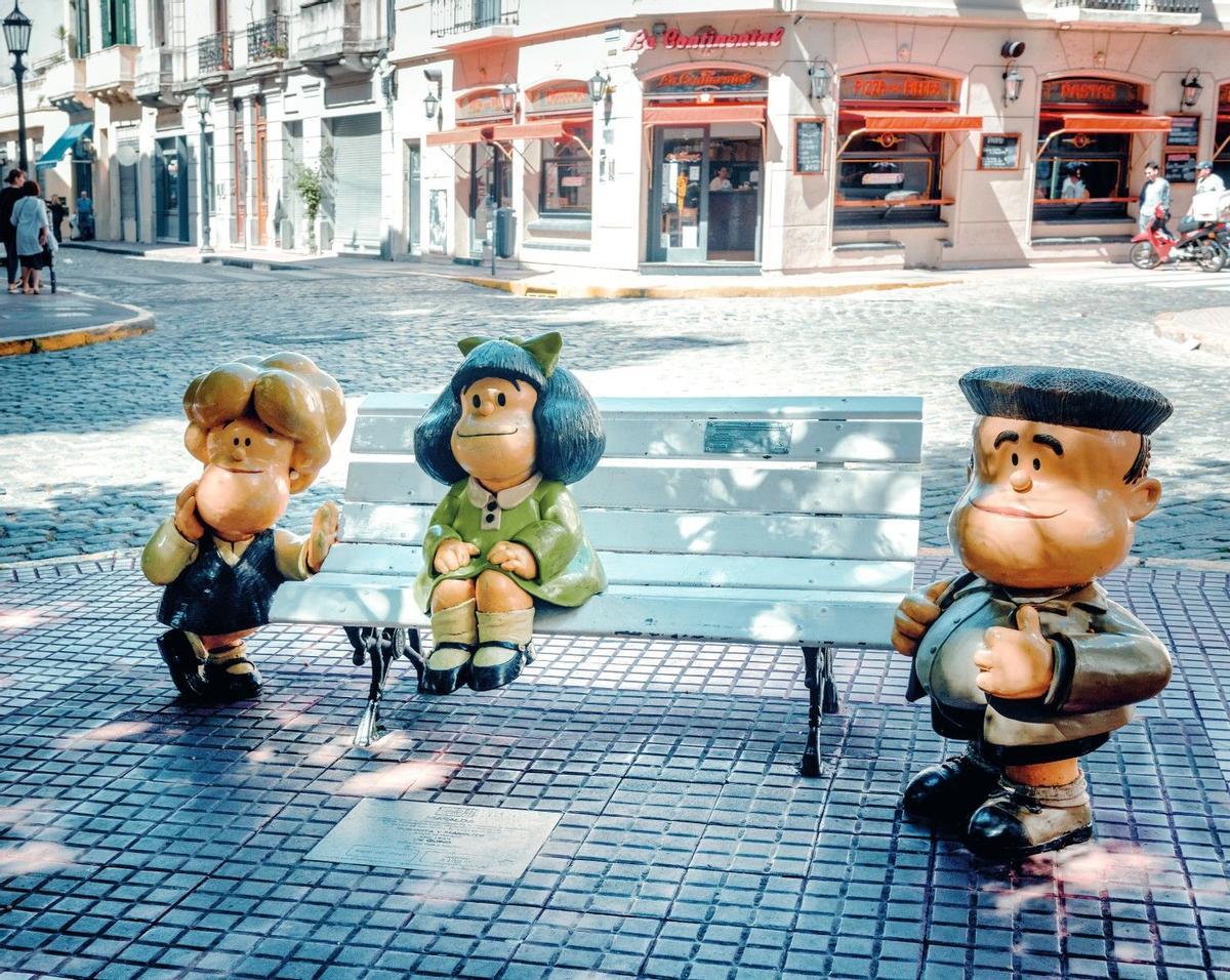 Estatua de Mafalda en el Paseo de la Historieta