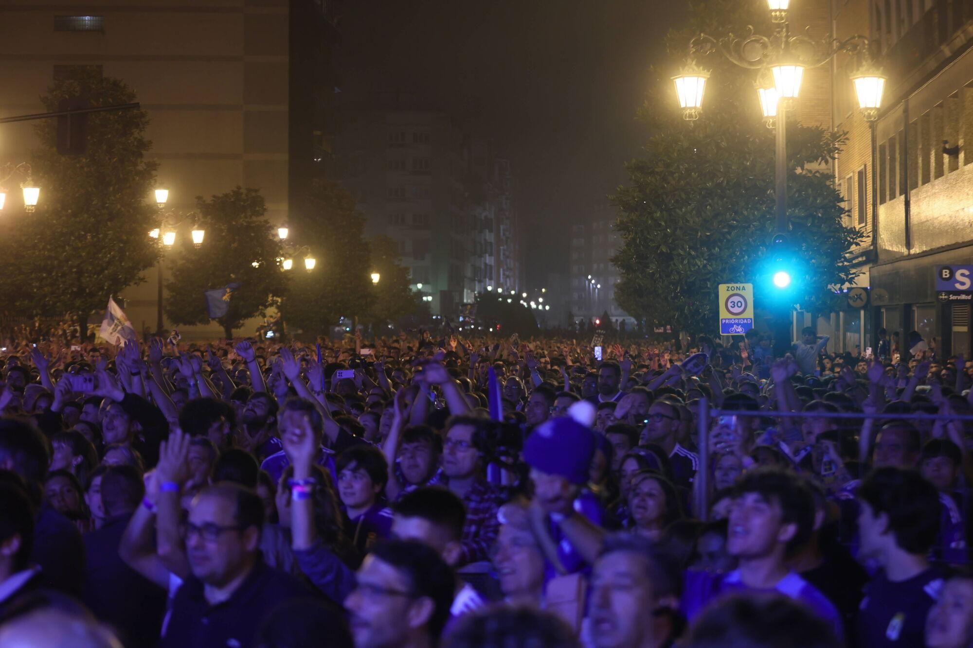 Así se celebró el ascenso del Oviedo a Primera: la afición estalla en una noche histórica