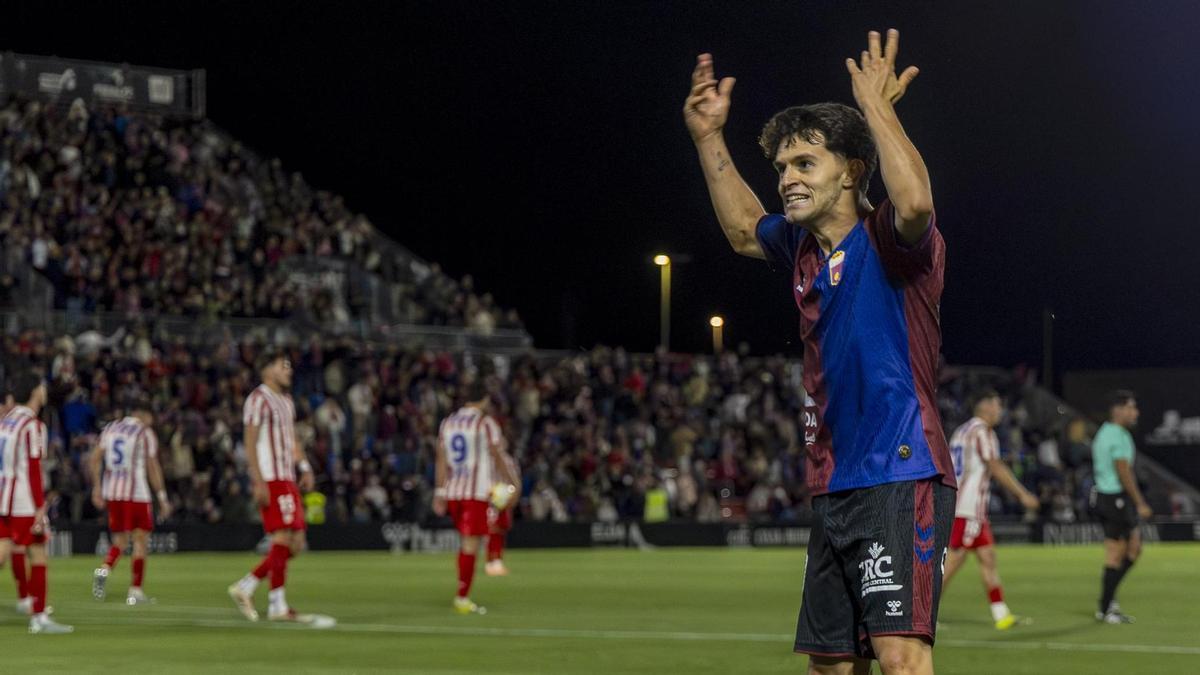 Guille Macho agita al público del Nuevo Pepico Amat durante el Eldense-Atlético Madrileño que terminó con alirón.