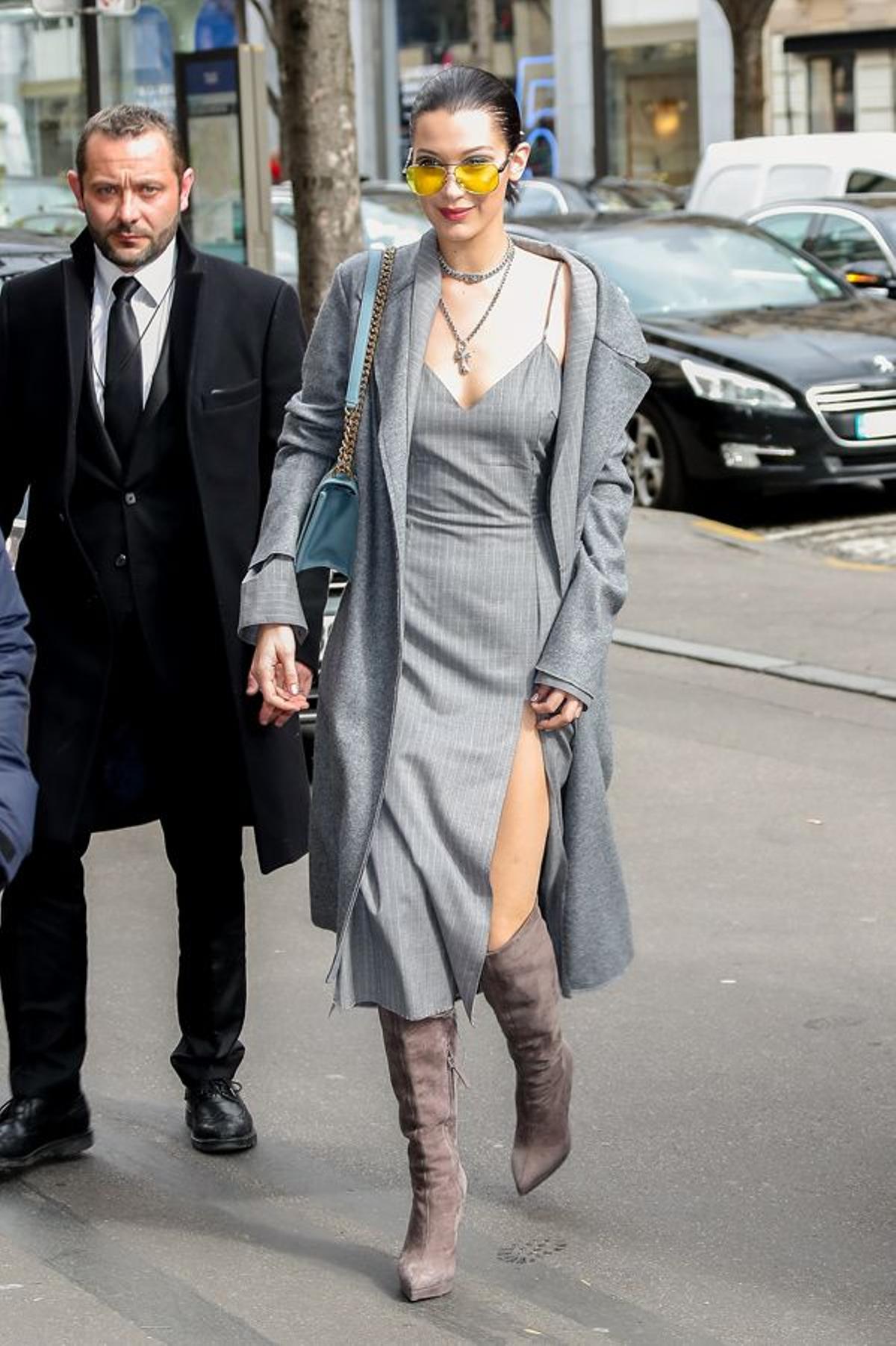 Look monocolor: Bella Hadid con 'total look' en gris