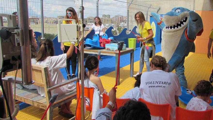 Imagen de la visita a la terraza ludoteca del Materno.