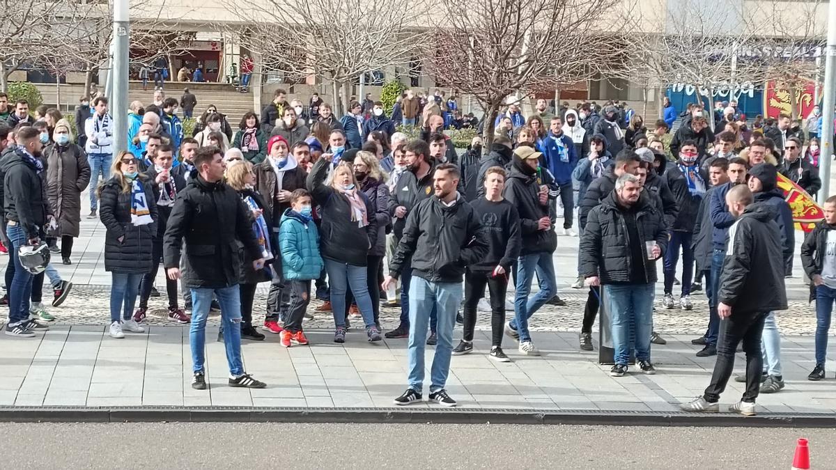 La afición del Real Zaragoza ha vuelto a protestar a las afueras de La Romareda