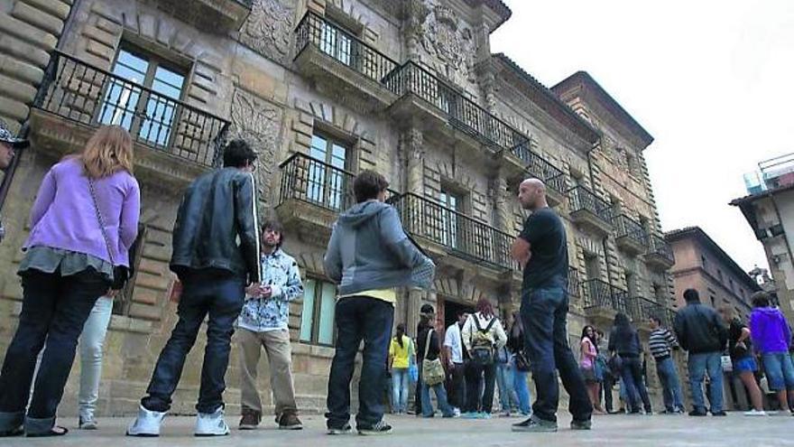 Alumnos de la Escuela Superior de Arte, delante del palacio de Camposagrado. / ricardo solís