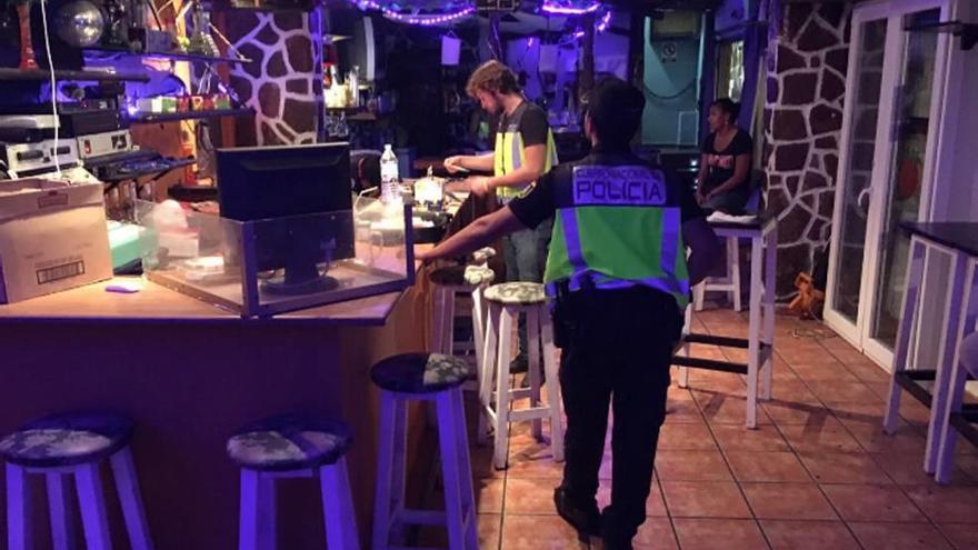 Agentes en el pub donde se cometían los presuntos delitos.