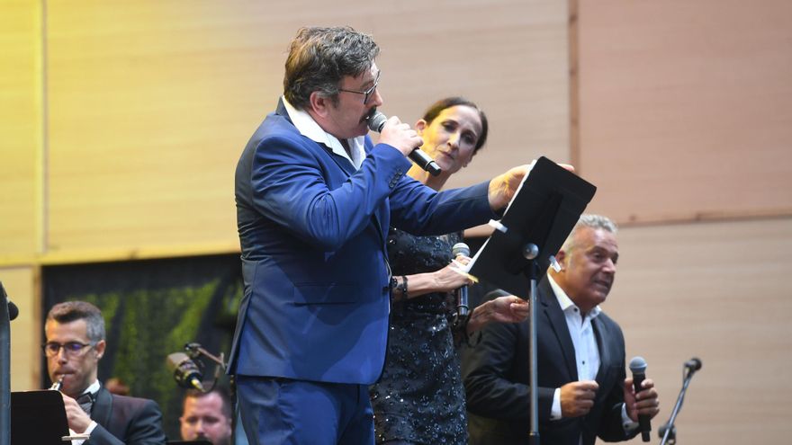 Rosa Cedrón, Xurxo Souto, Miguel Ladrón de Guevara y Paco Lodeiro, con la Banda Municipal en las fiestas de A Coruña