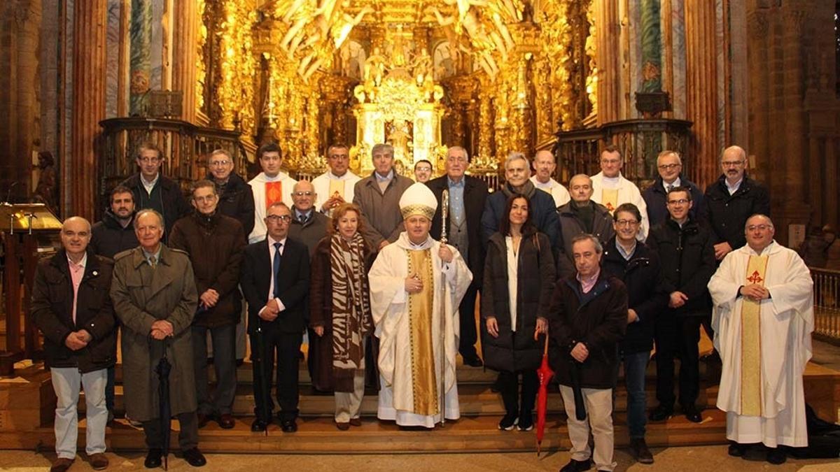 Miembros de la Asociación de Periodistas de Galicia (AGP) posan con el arzobispo de Santiago