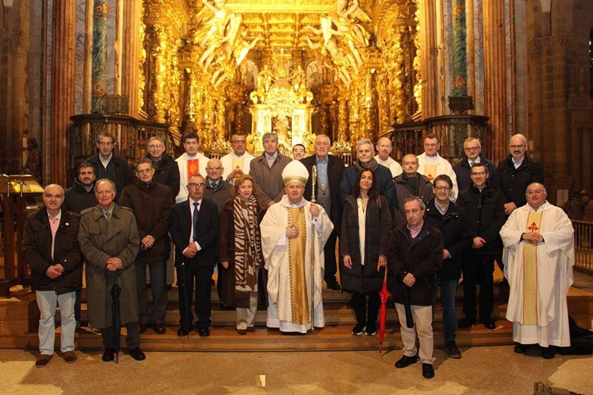 Miembros de la Asociación de Periodistas de Galicia (AGP) posan con el arzobispo de Santiago