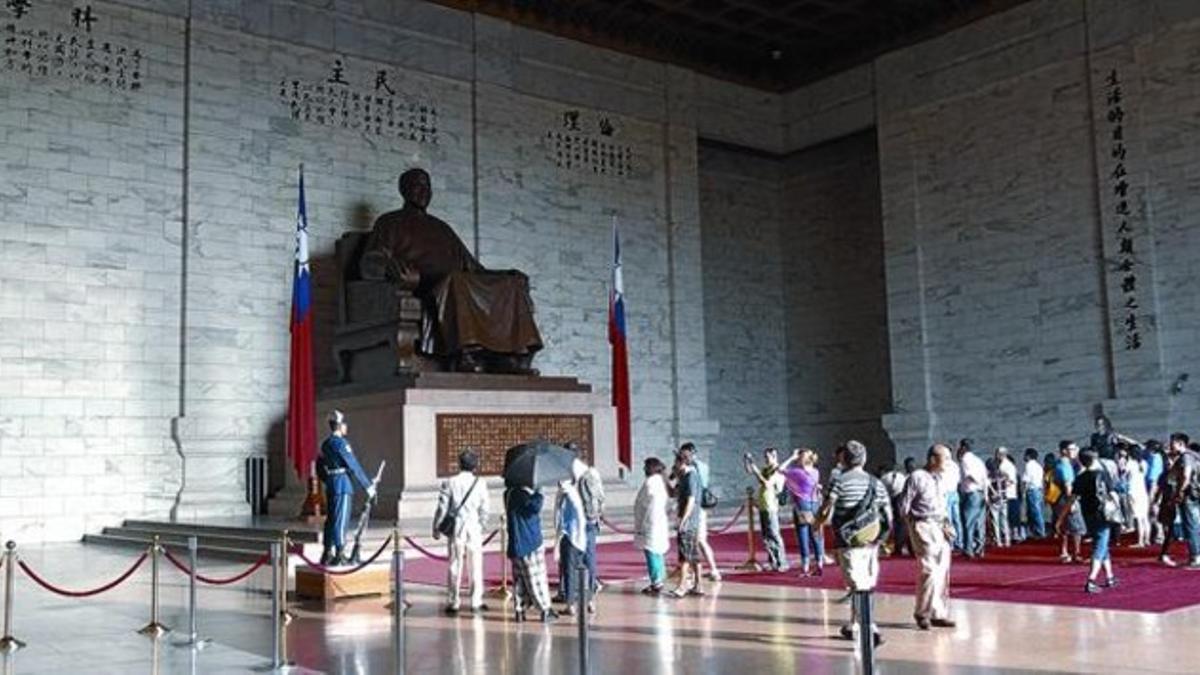 El padre de la patria 8El memorial de Chiang Kai-shek ocupa un lugar muy prominente en el centro de Taipei.